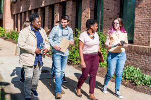 Students walking through campus during New Student Orientation. 